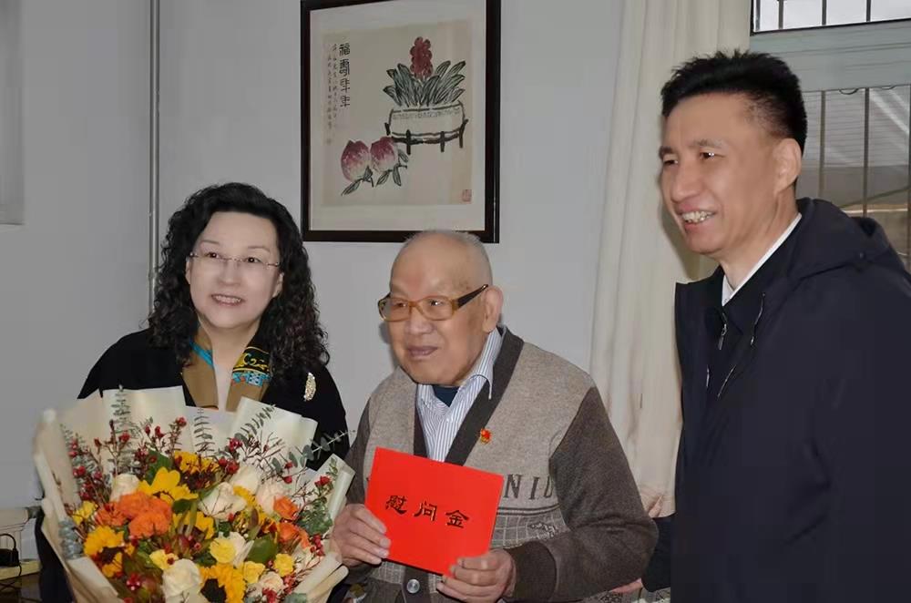 濟(jì)南產(chǎn)發(fā)集團(tuán)黨委副書記、總經(jīng)理黃蓓走訪慰問離休老干部、老黨員